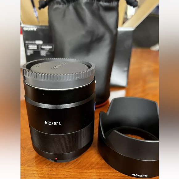 Sony Carl Zeiss 24mm f/1.8 ZA Sonnar T* - Crop Sensor Prime E Mount Wide Lens - Picture 11 of 16